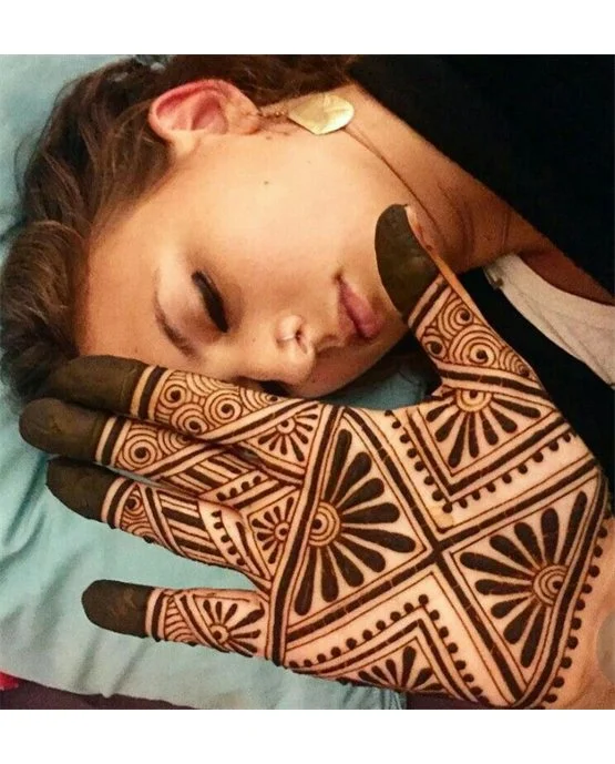 Chevron Lattice Coverage Using Front Hand Mehndi Design